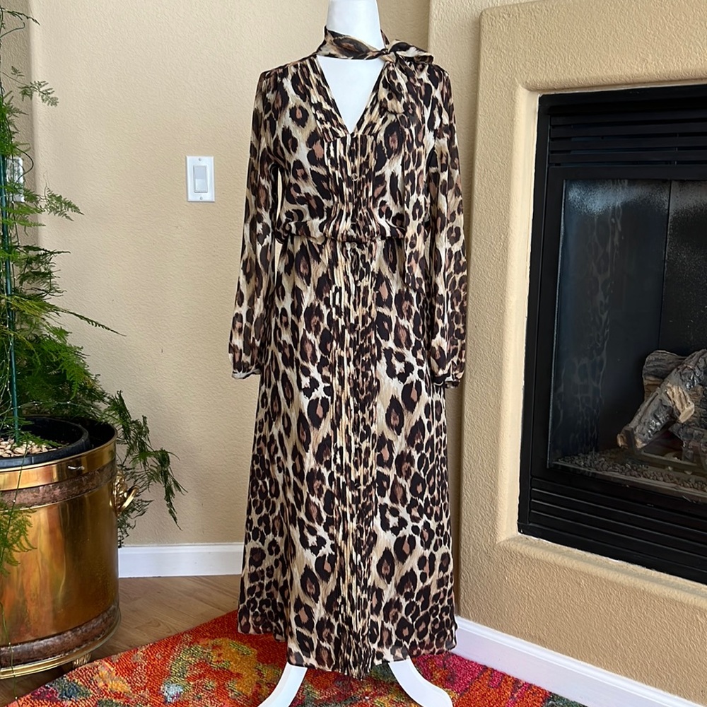 Banana Republic dress NWOT size XS. Long sleeves without lining.